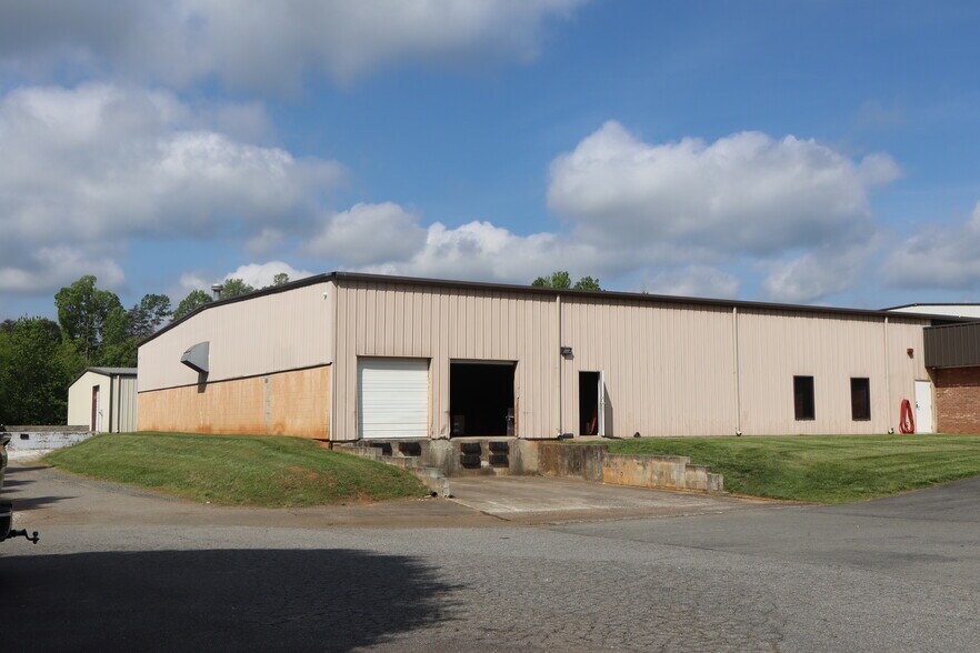 More Photos Of 340 Forum Pky, Rural Hall Manufacturing For Lease