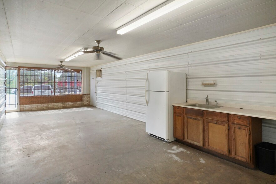 More Photos Of 213 FM 1314, Conroe Manufacturing For Lease