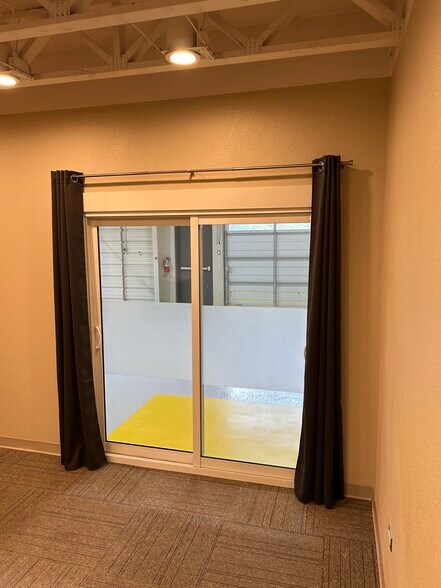More Photos Of 9 Spanish Pass Rd, Boerne Showroom For Lease