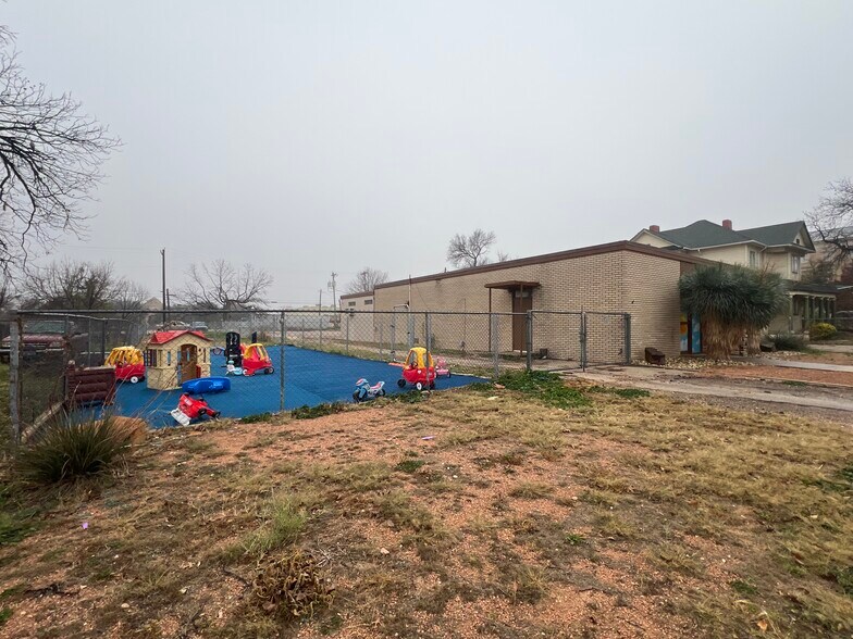 More Photos Of 113 E Twohig Ave, San Angelo General Retail For Sale