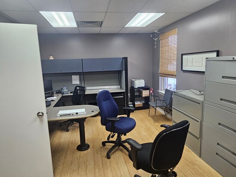 More Photos Of 30 Ridgeway Cir, Woodstock Office For Sale