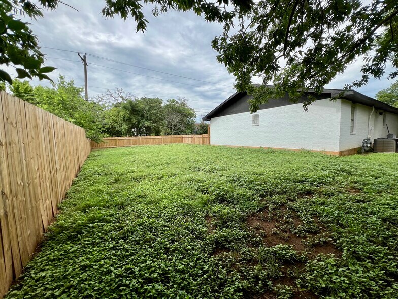 More Photos Of 902 E Highway St, Fredericksburg Specialty For Sale