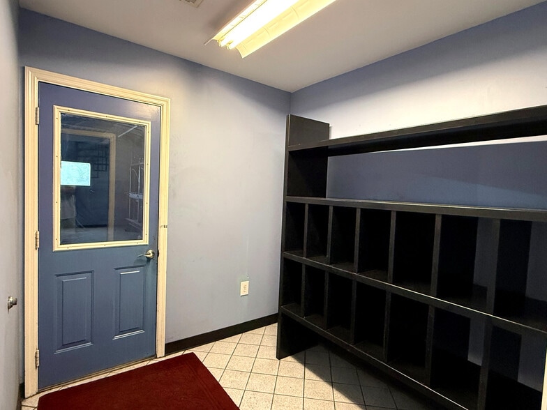 More Photos Of 117 Park Rd, Lexington Showroom For Sale
