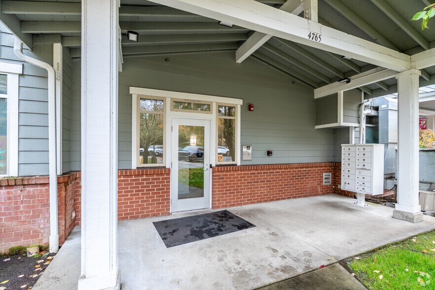 More Photos Of 4759-4779 Lynwood Center Rd NE, Bainbridge Island Apartments For Lease