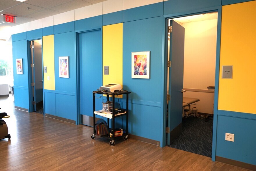 More Photos Of 4299 Chantilly Shopping Center Dr, Chantilly Storefront Retail Office For Lease