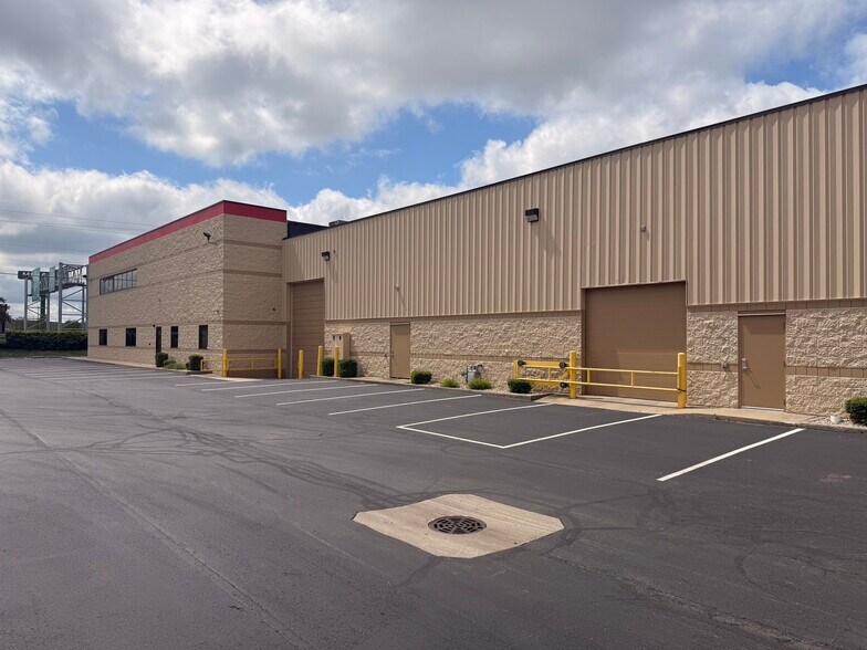 More Photos Of 7522-7528 E Pendleton Pike, Indianapolis Light Distribution For Sale