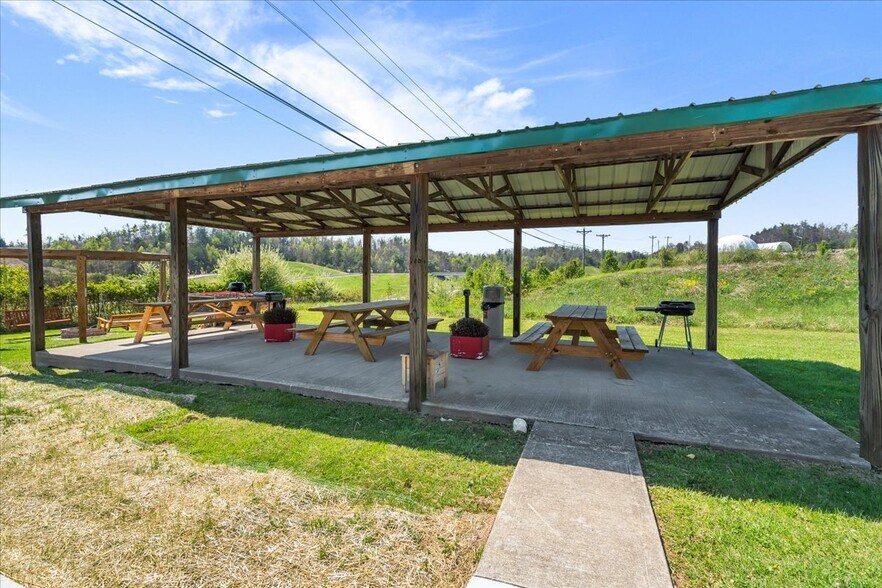 More Photos Of 182 Quillens Chapel Rd, Campton Hotel For Sale