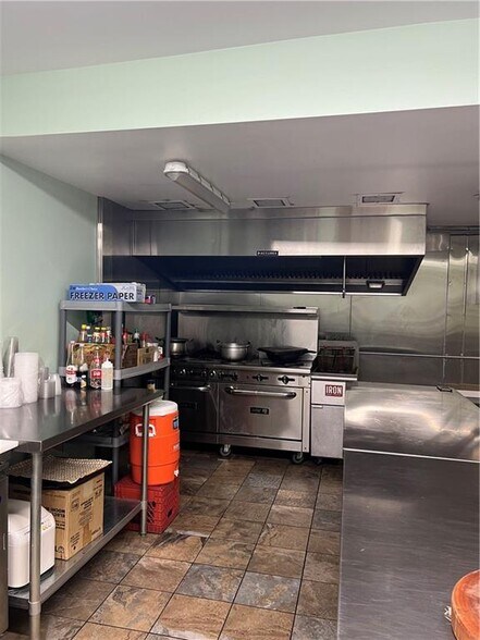 More Photos Of 416 Putnam St, Eau Claire Supermarket For Sale