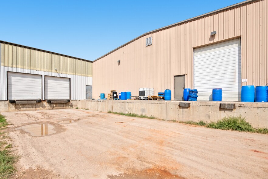 More Photos Of 97 S Red Willow Rd, Evanston Manufacturing For Lease