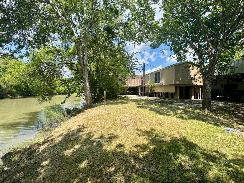 More Photos Of 2031 Guadalupe River Dr, Tivoli Trailer Camper Park For Sale