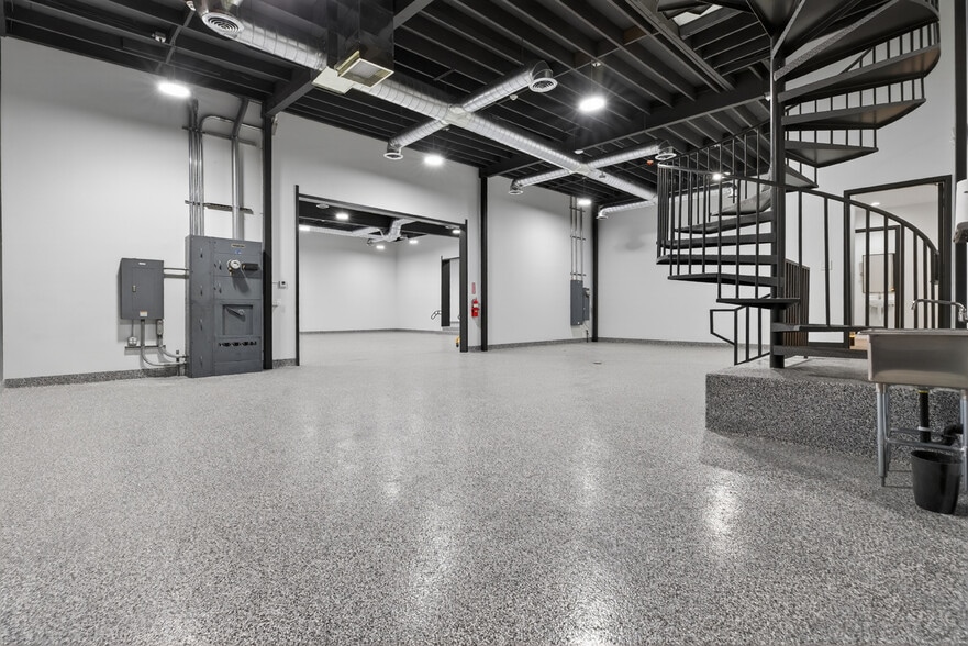 More Photos Of 703 S Main St, Burbank Showroom For Sale