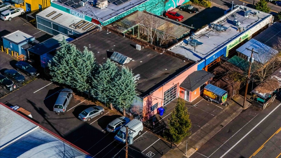 More Photos Of 2319 NE Glisan St, Portland Auto Dealership For Sale