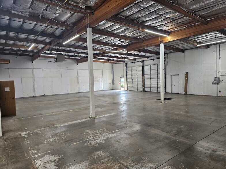More Photos Of 9325-9425 SW Commerce Cir, Wilsonville Light Manufacturing For Lease
