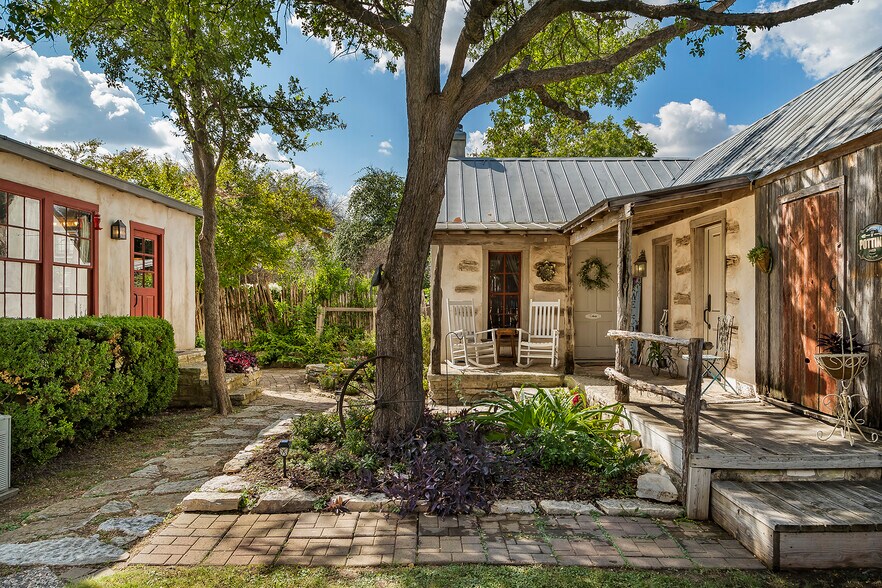 More Photos Of 104 E Austin St, Fredericksburg Storefront Retail Residential For Sale