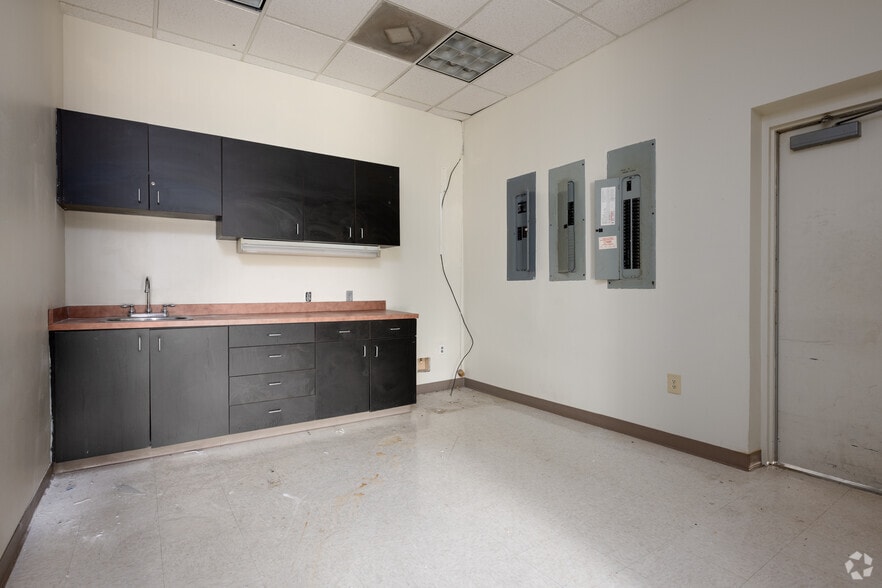 More Photos Of 7360 W Friendly Ave, Greensboro Unknown For Lease