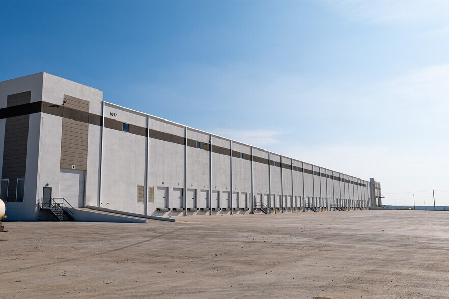 More Photos Of 1017 Northway Ln, Laredo Distribution For Lease