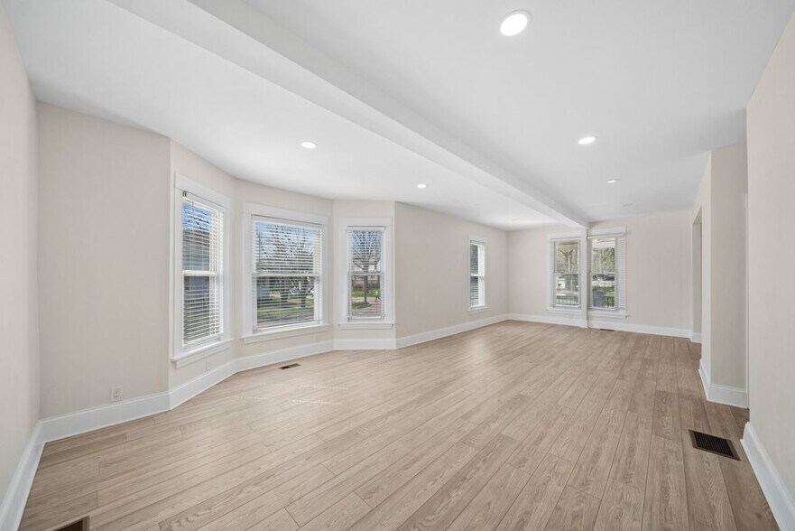 More Photos Of 323 S Hale St, Wheaton Office Residential For Sale