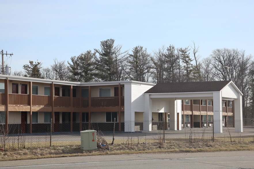 More Photos Of 3521 Lake City Hwy, Warsaw Hotel For Sale