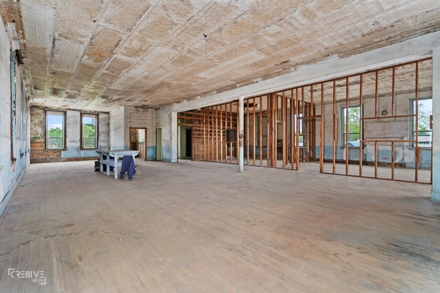 More Photos Of 157 S Henderson St, Rusk Flex For Sale