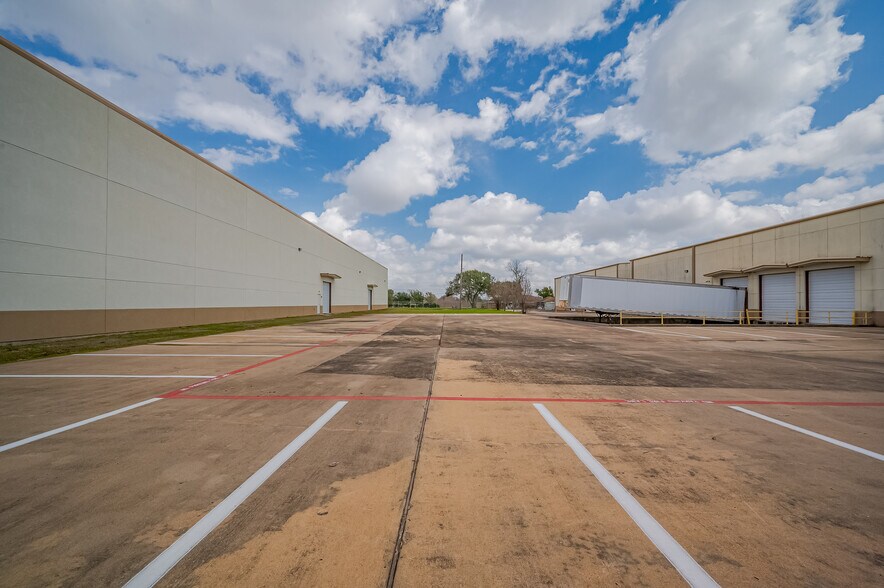 More Photos Of 12708 Jebbia Ln, Stafford Warehouse For Lease