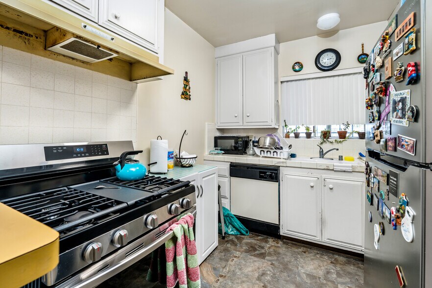 More Photos Of 10961 Rose Ave, Los Angeles Apartments For Sale