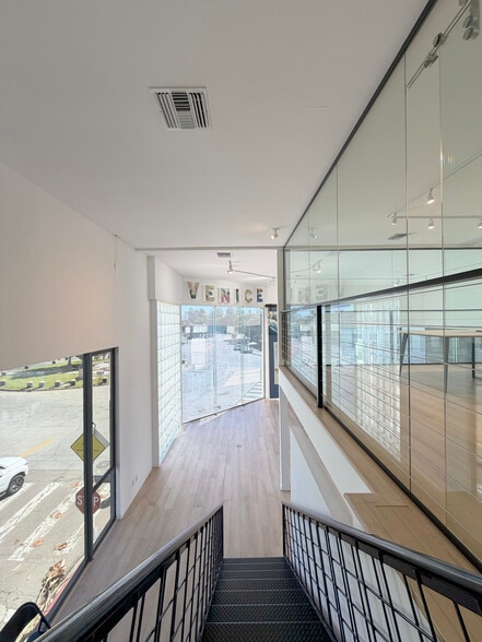 More Photos Of 1501 Main St, Venice Storefront Retail Office For Lease