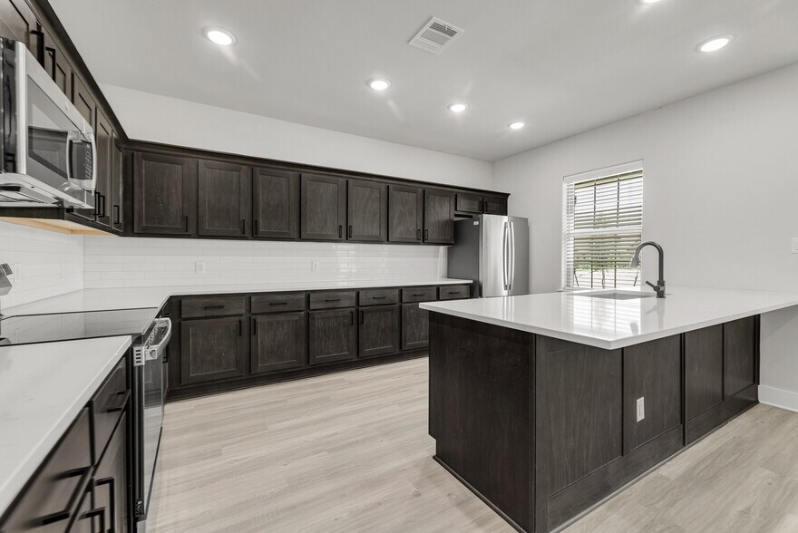 More Photos Of 514 Deacon Dr W, College Station Apartments For Sale