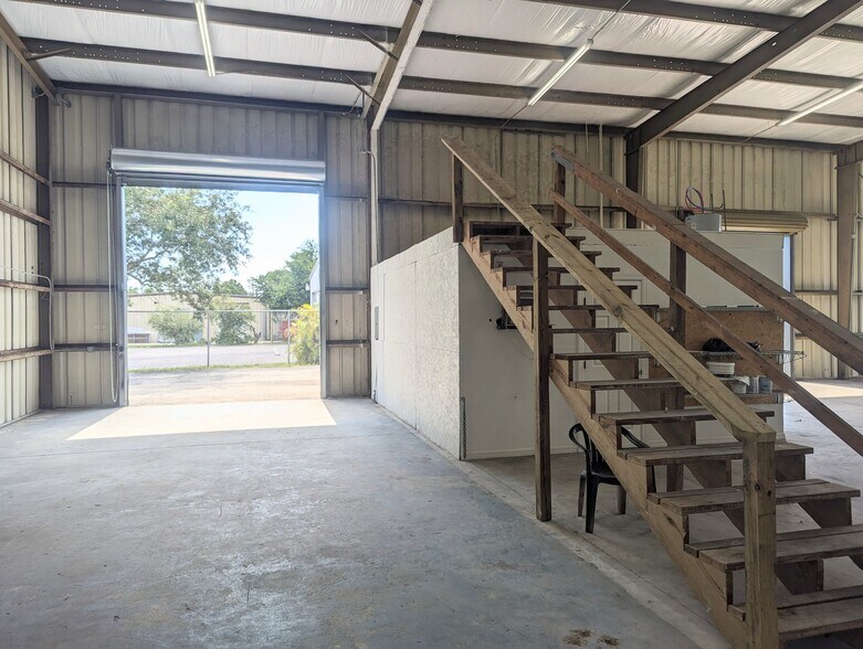 More Photos Of 927 NE 24th Ln, Cape Coral Warehouse For Sale