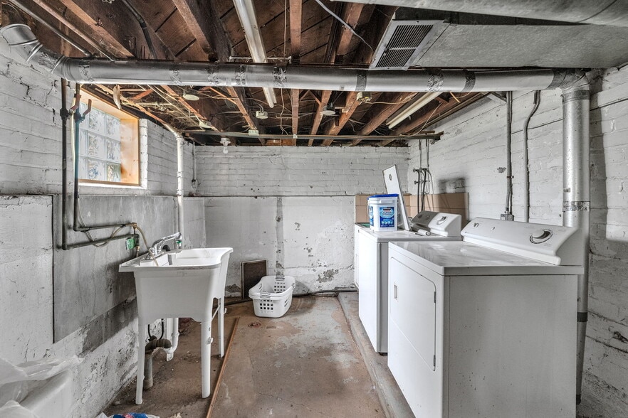 More Photos Of 29016 Ford Rd, Garden City Office For Sale