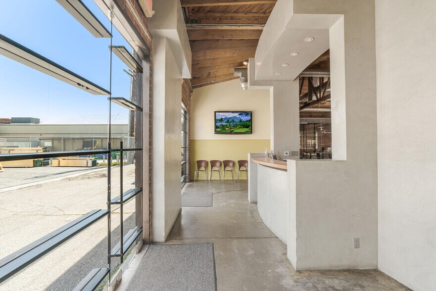 More Photos Of 2210 Broadway, Santa Monica Loft Creative Space For Lease