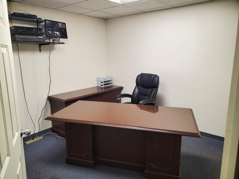 More Photos Of 2641 William St, Buffalo Showroom For Sale