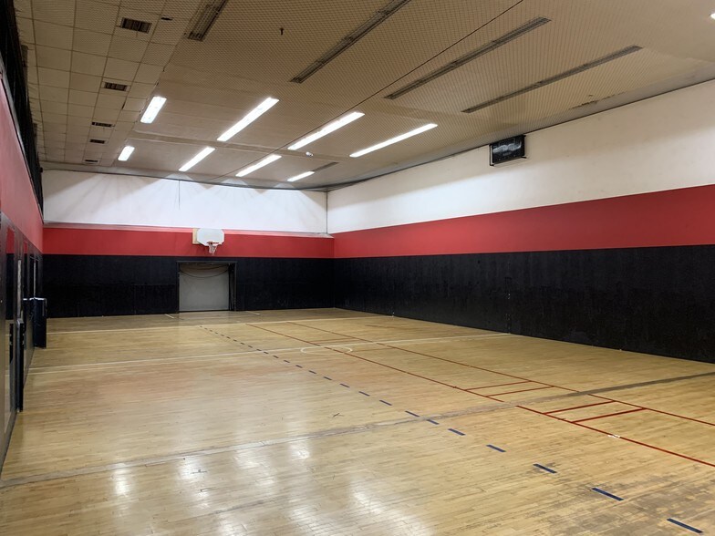 More Photos Of 3500 21st St, Bakersfield Health Club For Lease