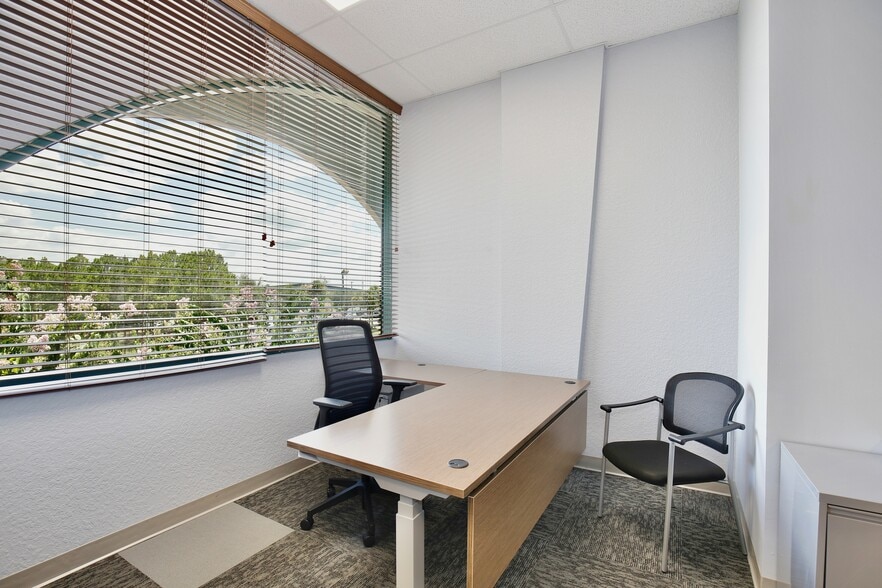 More Photos Of 6881 Kingspointe Pky, Orlando Flex For Lease