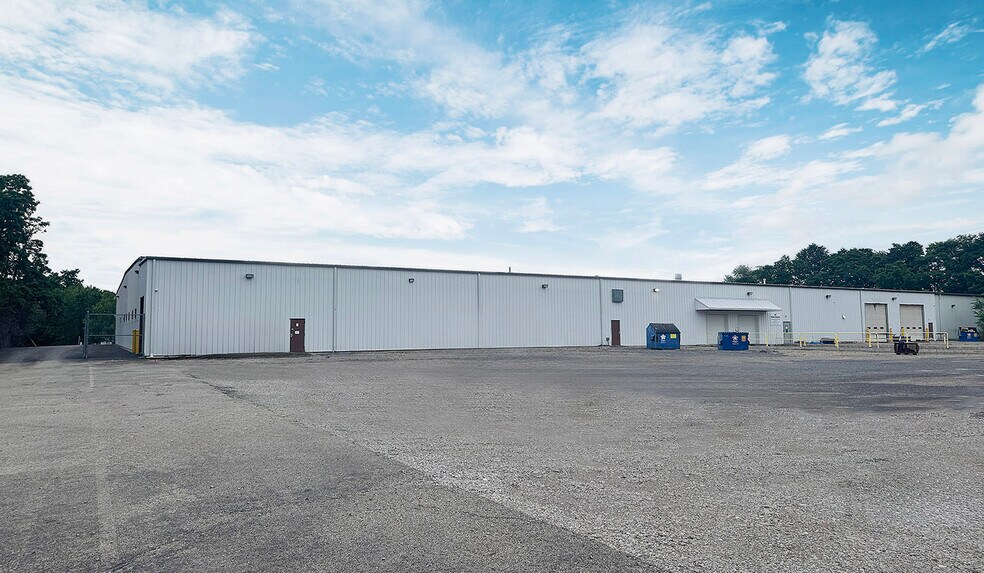 More Photos Of 400 Commerce Blvd, Lawrence Manufacturing For Lease