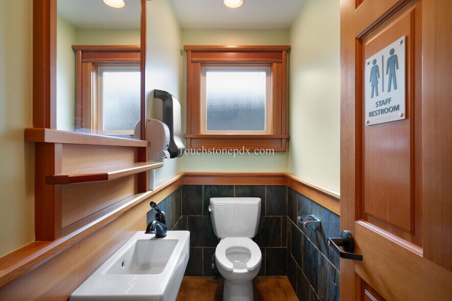 More Photos Of 685 Portland Ave, Gladstone Medical For Lease