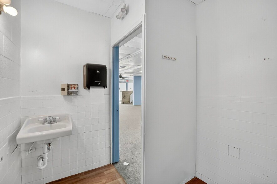 More Photos Of 2201 E 8th St, Odessa Office For Sale