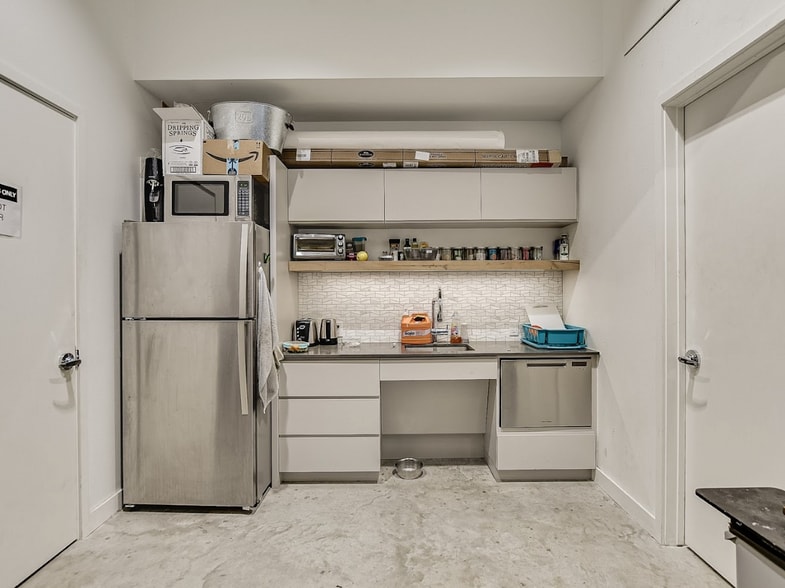 More Photos Of 1632 S 1st St, Austin Office For Lease