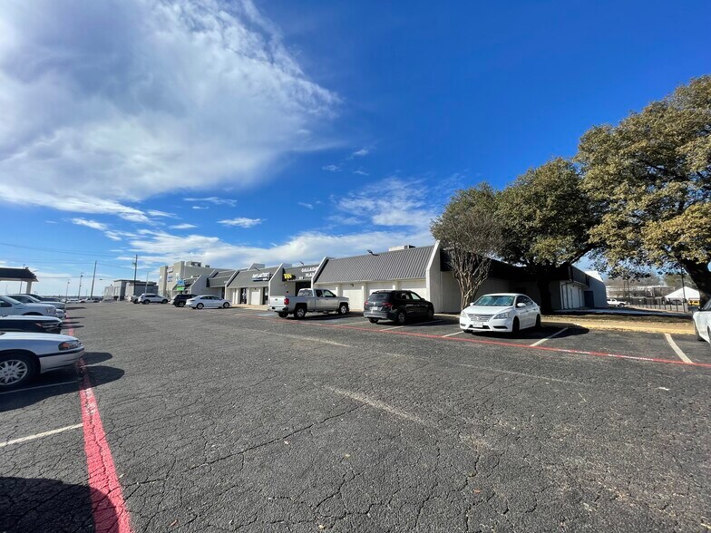 More Photos Of 809 Gallagher Dr, Sherman General Retail For Sale