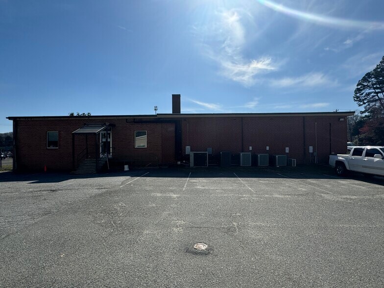 More Photos Of 3831 Reynolda Rd, Winston-Salem Light Distribution For Lease