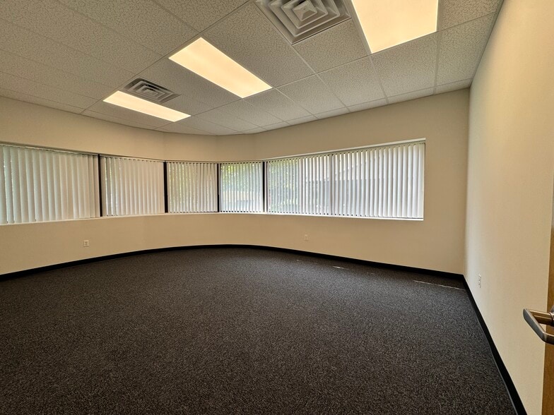 More Photos Of 1320 Lincoln Ave, Holbrook Warehouse For Lease