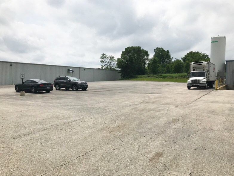 More Photos Of 740 Schneider Dr, South Elgin Manufacturing For Sale