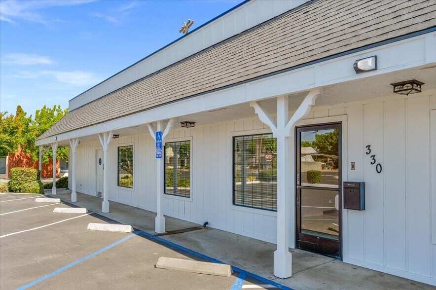 More Photos Of 324-330 Bullard Ave, Clovis Office For Lease