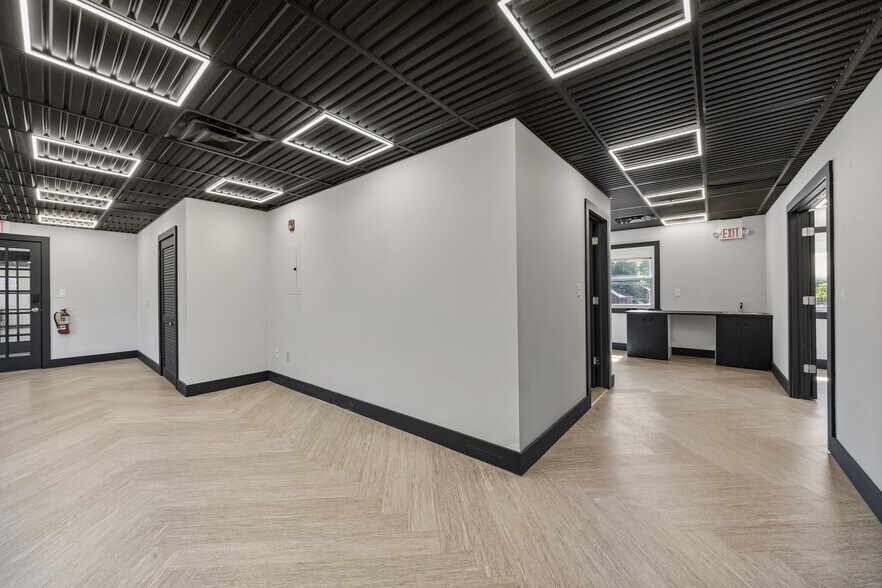 More Photos Of 7 Elmwood Dr, New City Office For Sale