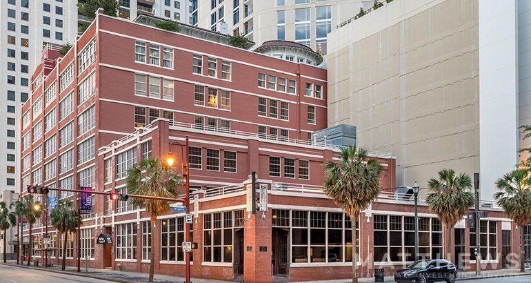 Primary Photo Of 401 Louisiana St, Houston Hospitality For Lease