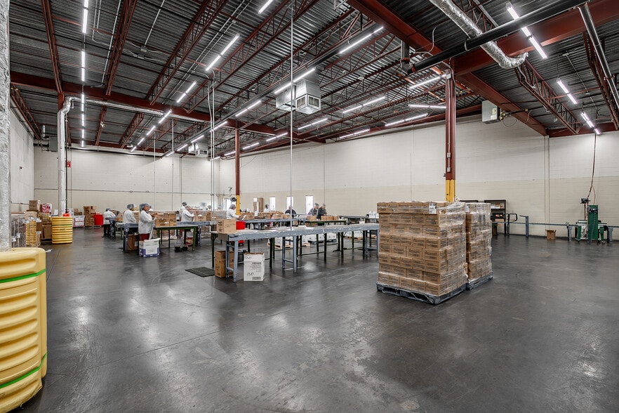 More Photos Of 1755 Rue Berlier, Laval Warehouse For Sale