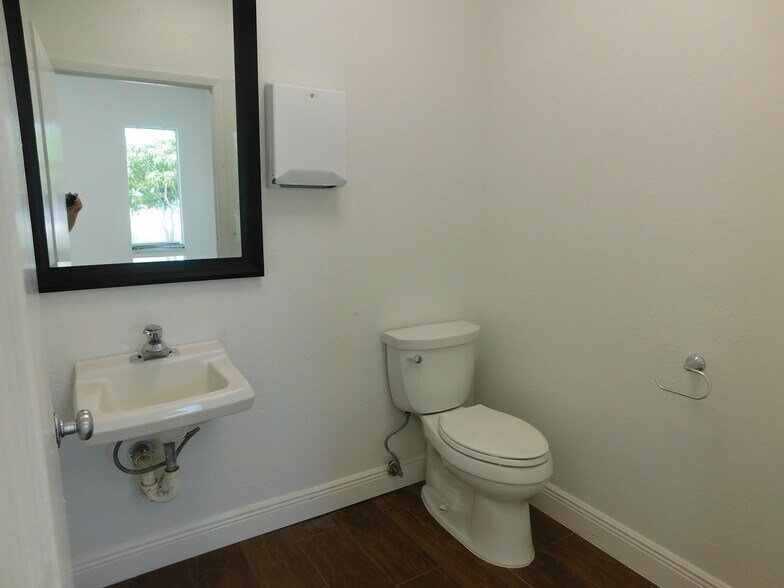 More Photos Of 5060 Industry Dr, Melbourne Manufacturing For Lease