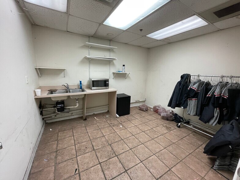 More Photos Of 9075-9125 Antique Way, Manassas Warehouse For Lease