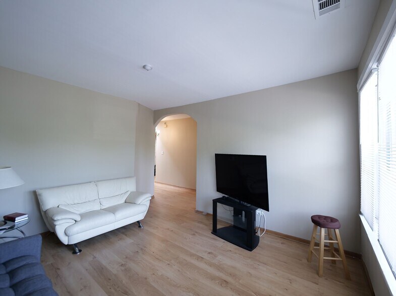 More Photos Of 3256-3258 N Elston Ave, Chicago Storefront Retail Residential For Sale