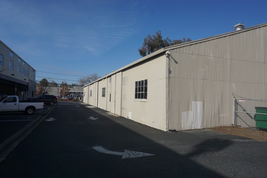 More Photos Of 425 Portage Ave, Palo Alto Warehouse For Lease