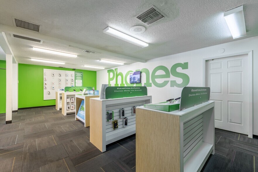 More Photos Of 2578 Fowler St, Fort Myers Freestanding For Lease